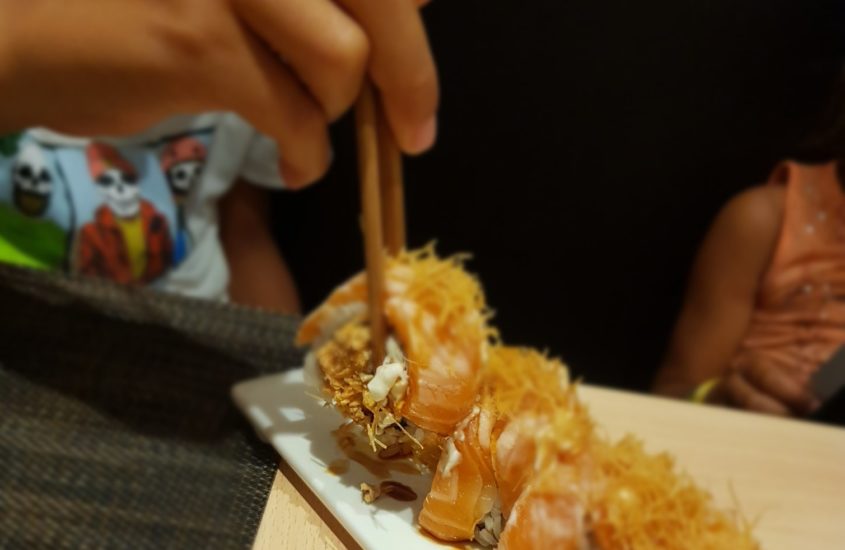 VIAGGIARE INSEGNA AD APRIRSI A NUOVE CULTURE. BIMBI PRONTI A TUTTO: ANCHE AL SUSHI!
